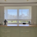 Natural Roman blind with linen in an elegant cool beige shade.