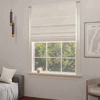 Elegancka roleta rzymska nowoczesna matowa jednokolorowa jasny krem do pokoju