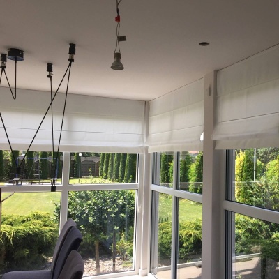 Elegant Roman blind, white fabric, with mechanism, made to measure